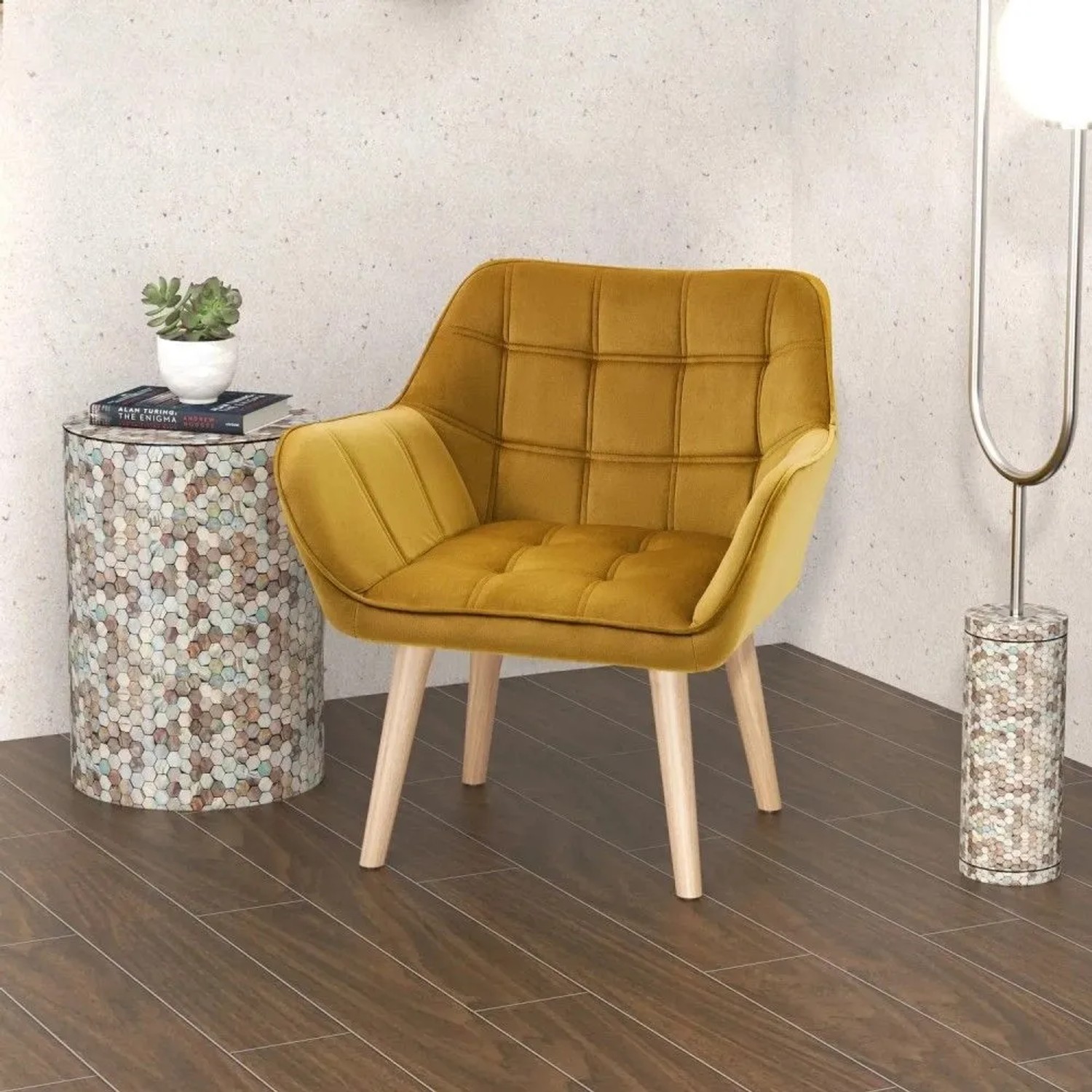 Gelber HOMCOM Loungesessel im Skandi-Design mit Samtbezug und Holzbeinen im Wohnzimmer.
