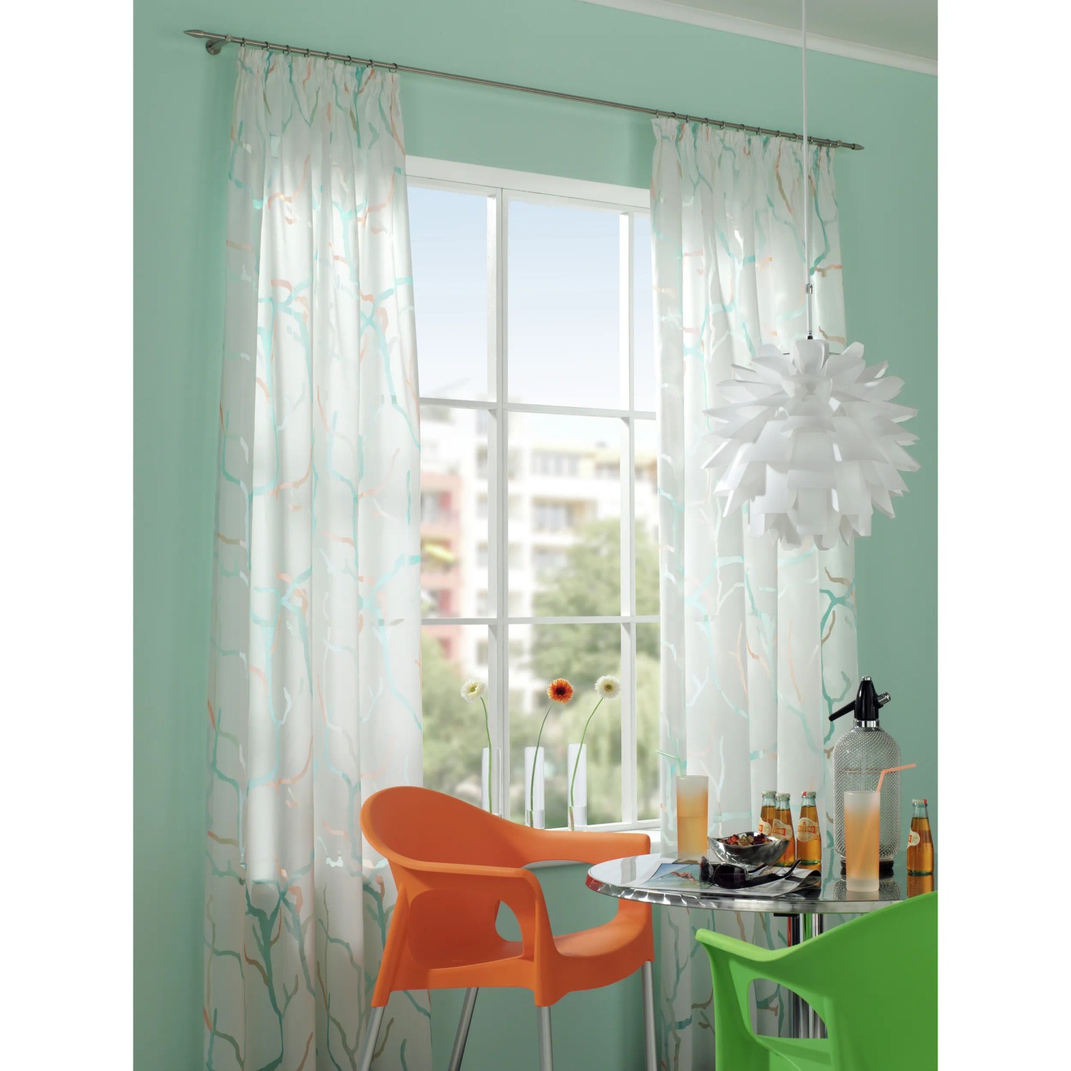 Gardinia Gardinenstange New York, Edelstahl-Optik, 120 cm, mit Vorhang vor Fenster.