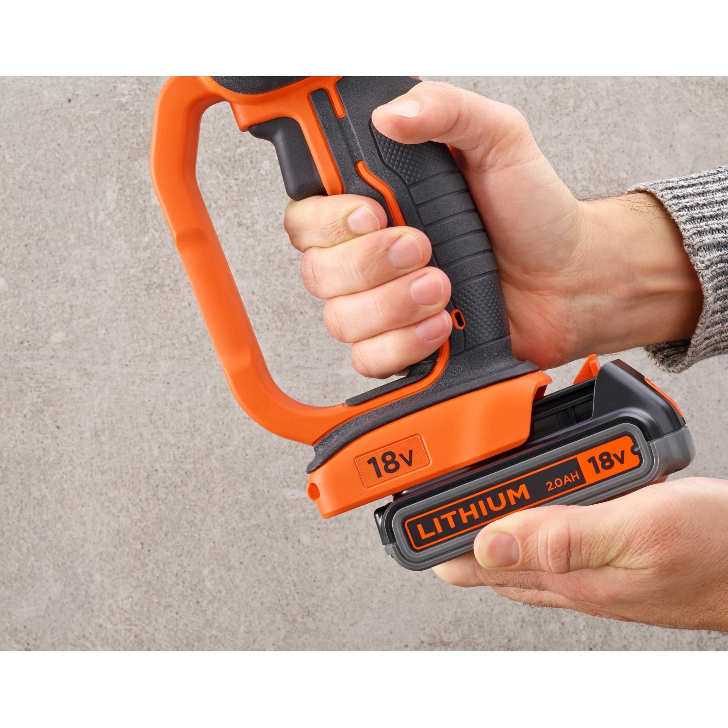 Black+Decker Akku-Winkelschleifer BCG720N 18V mit Akku in Hand, Schleifmaschine.