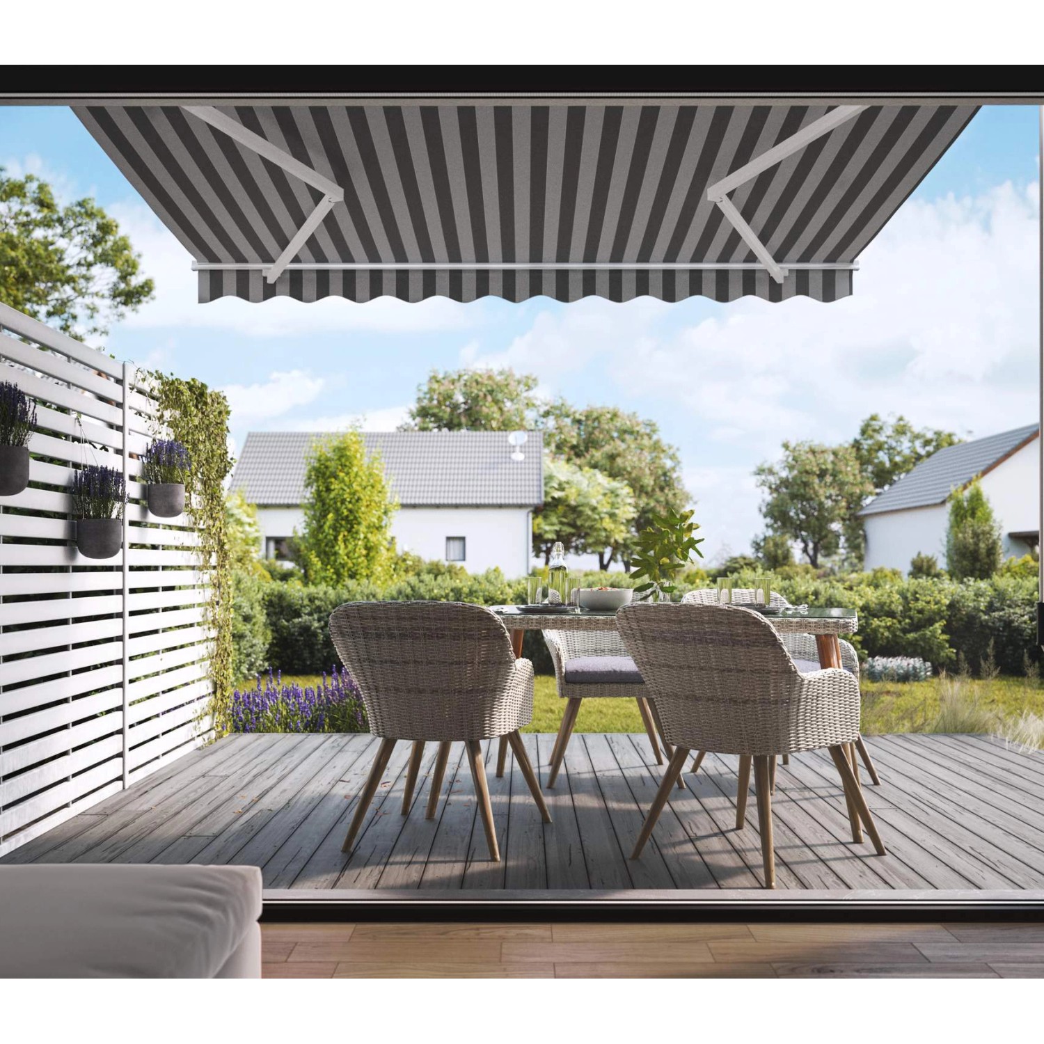 Gelenkarmmarkise Aventura 3x2m Grau-Weiß überdacht Terrasse mit Gartenmöbeln.