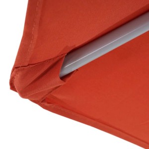 Detailaufnahme des terracottafarbenen MCW Sonnenschirms Lorca, halbrunder Schirm mit Gestell.