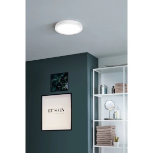 Weiße, runde Eglo LED-Aufbauleuchte Fueva-Z (19,5 W) an der Decke im Badezimmer.