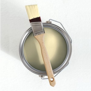 Farbeimer mit gelber V&CO Innenfarbe "Buttermilk" und Pinsel. Bunte Wandfarbe für Innen.
