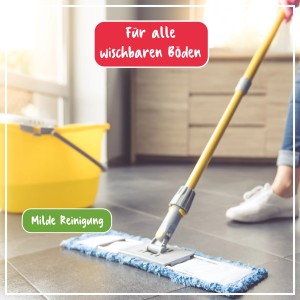 Bodenreinigung mit Poliboy BIO Reiniger und Wischmopp, Eimer im Hintergrund.