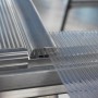 Detailaufnahme: Silbernes Palram Canopia Gewächshaus, klare Seitenwände, Aluminiumrahmen.