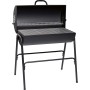 Schwarzer Holzkohlegrill in Fassform mit geöffnetem Deckel und Grillrost.