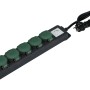 Schwarze 6-fach Steckdosenleiste mit grünen Schutzdeckeln und Kabel für den Außenbereich.