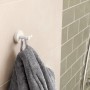 Tesa Moon White Bademantelhaken, weiß matt, mit Handtuch im Badezimmer.