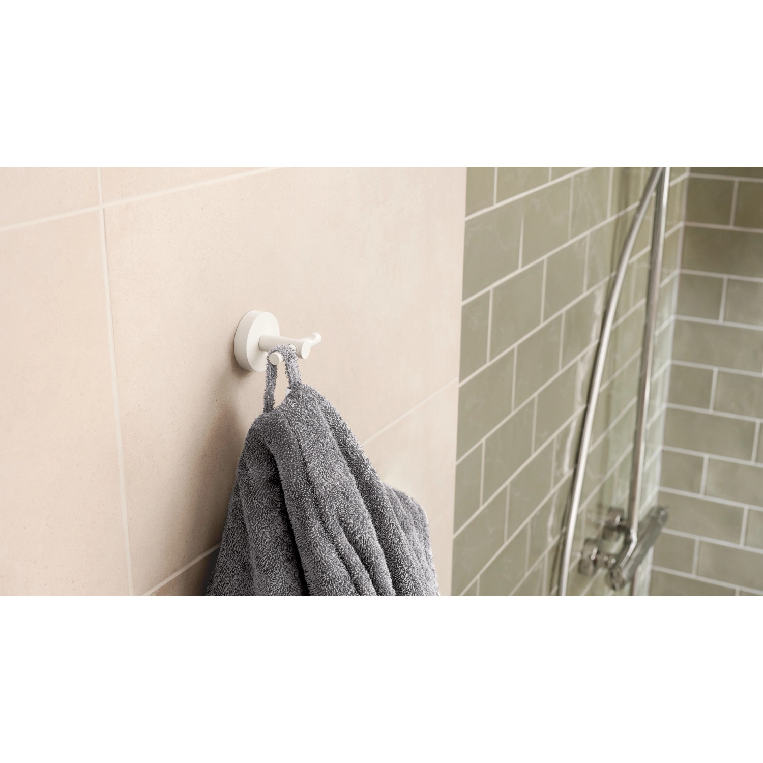 Tesa Moon White Bademantelhaken, weiß matt, mit Handtuch im Badezimmer.