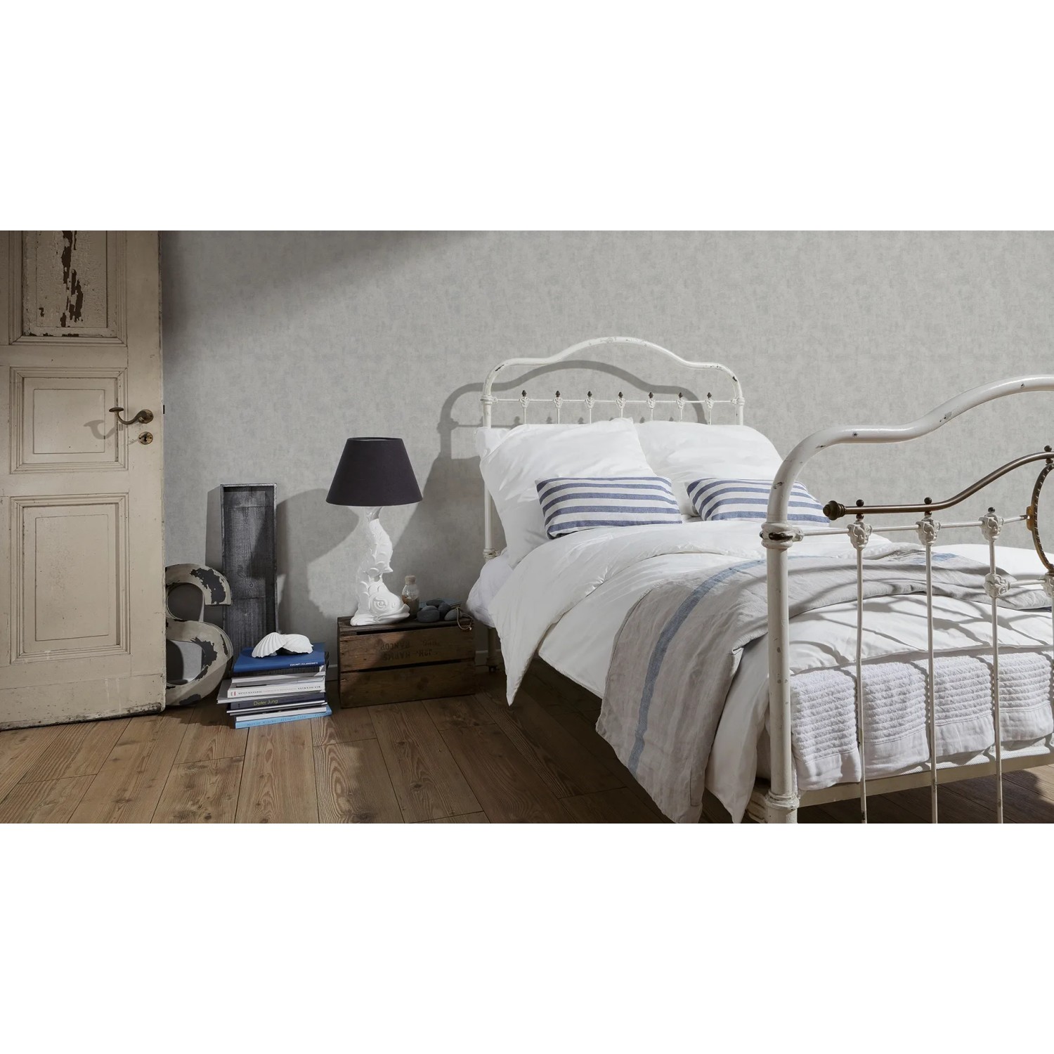 Graue A.S. Creation Vliestapete Vintage Style im Schlafzimmer mit Bett und Tür im Used-Look.