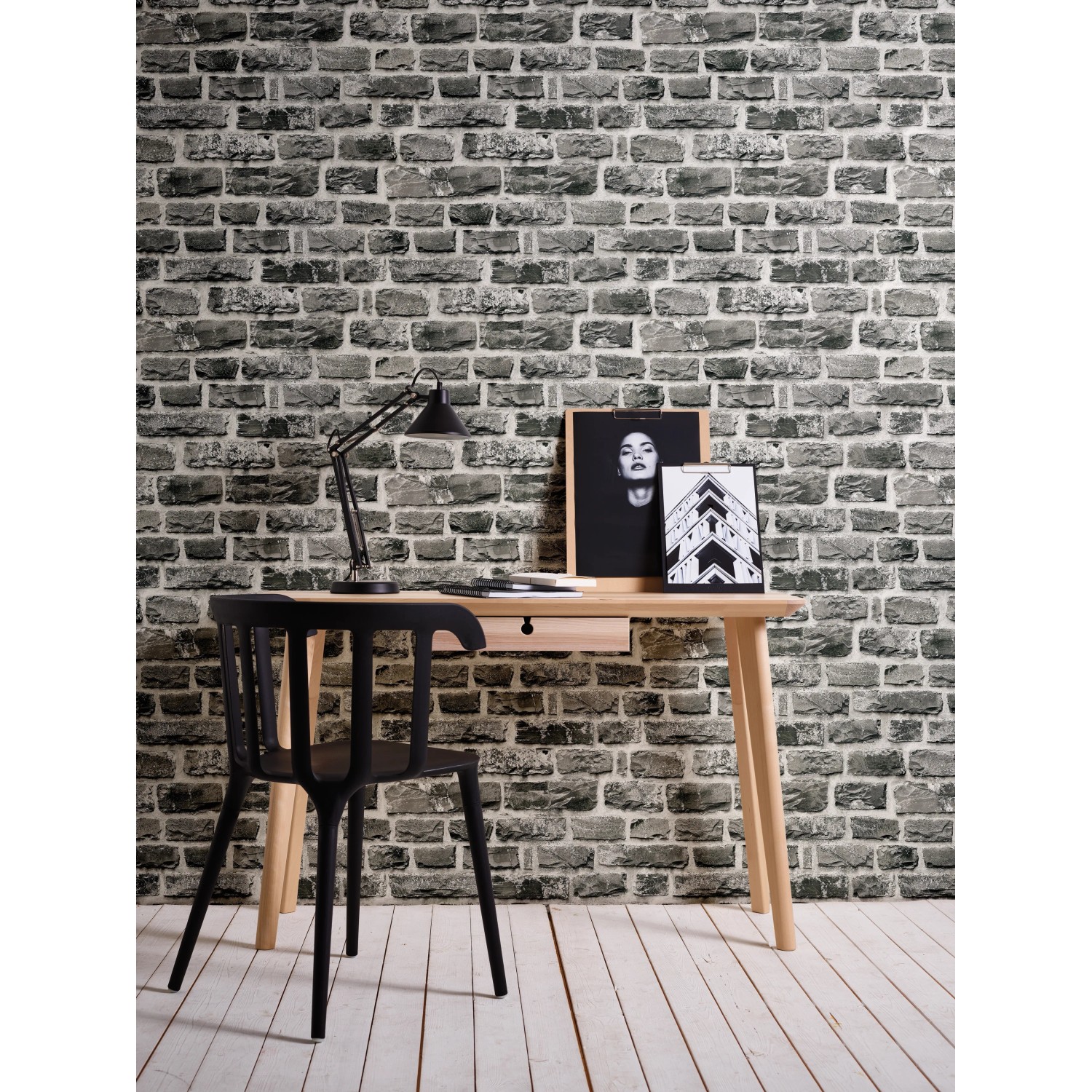 A.S. Creation Vliestapete Neue Bude 2.0 Bruchstein Grau an Wand hinter Schreibtisch.