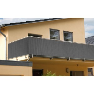 Anthrazitfarbene Balkonverkleidung Comfort (180x300cm) als Sichtschutz am Balkongeländer.