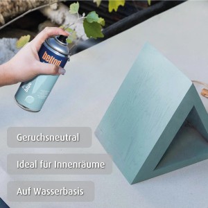 Anwendung: belton Buntlack Mineral Blue seidenmatt auf Holzobjekt. Buntlack-Spray für Innen & Außen.
