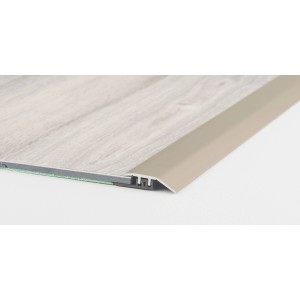 Edelstahlfarbenes Anpassprofil für Vinylboden, 7,5 mm hoch, für einen sauberen Übergang.