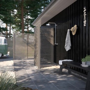 Umbragrauer Sichtschutzzaun Tokyo aus Nadelholz, 180x180 cm, im Garten mit Dusche und Sitzbank.