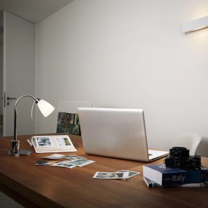 Osram Halogenlampe G4 20W warmweiß im 2er Set auf Schreibtisch mit Lampe, Laptop und Fotos.