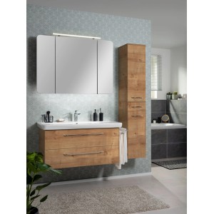 Fackelmann Spiegelschrank Asteiche 110 cm mit Aufsatzleuchte und Softclose im Badezimmer.