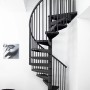 Anthrazitfarbene Minka Spindeltreppe Rondo Color, 160 cm Durchmesser, für Geschosshöhen bis 300 cm.