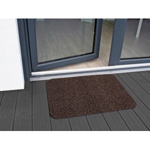 Braune OBI Kunststoffmatte vor einer geöffneten Terrassentür auf dunklem Holz.