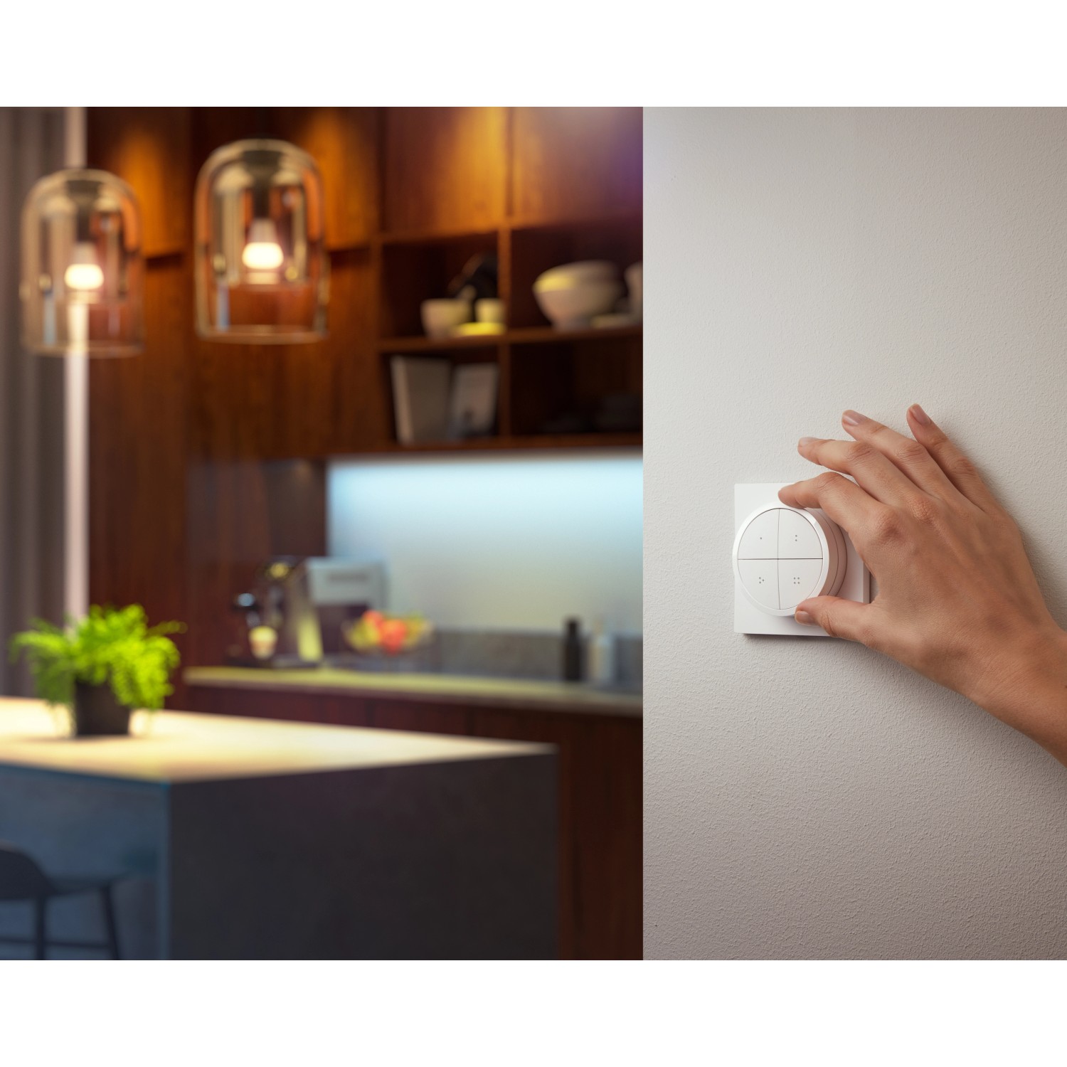 Weißer Philips Hue Tap Dial Schalter an Wand, bedient von Hand. Smarte Lichtsteuerung.
