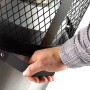 Detailaufnahme: Hand öffnet Enders Terrassenheizer Polo 2.0 mit Edelstahlgehäuse.