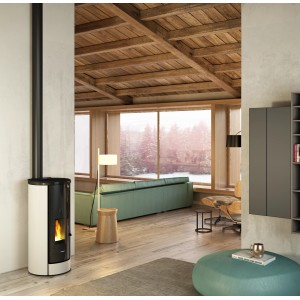 Freepoint Pelletofen Breeze, 9,1 kW, Stahl weiß, mit Automatik in modernem Wohnraum.