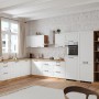 Held Winkelküche Kempten in Weiß/Wotan Optik, Landhausstil, ohne E-Geräte.