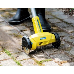 Gloria WeedBrush mit Stahldraht-Fugenbürste im Einsatz zur Fugenreinigung.