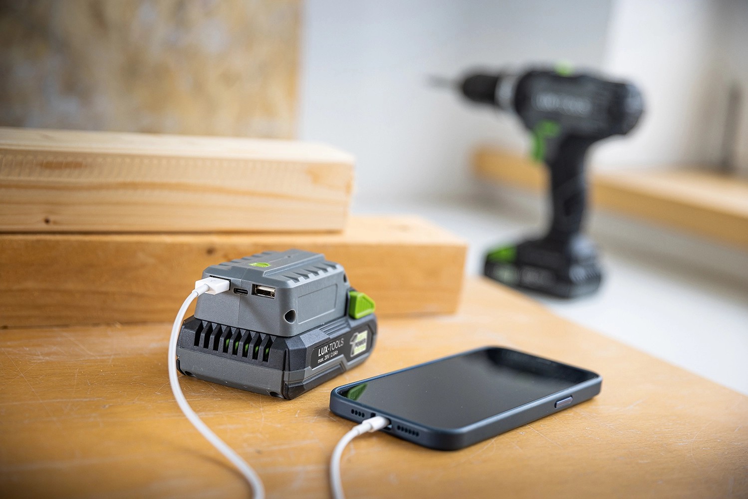 LUXUSBAkkuadapter 20 V mit Taschenlampe kaufen bei OBI