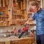 Einhell Akku-Laubbläser GE-UB 18/250 Li E im Einsatz in der Werkstatt, rot-schwarz.