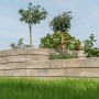 Diephaus Mauerstein Stretto Pur Muschelkalk als Gartenmauer mit Bepflanzung.