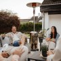 Enders Terrassenheizer Elegance Eco Green 2.0 Silber mit Personen im Garten.