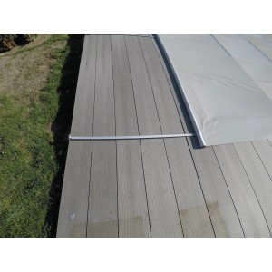 Chemoform Pool-Rollabdeckung Flex, 750x400 cm, grau. Abdeckung auf Holzdeck montiert.