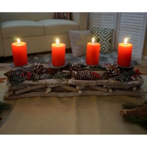 Länglicher Adventskranz aus Holz mit vier roten Kerzen und Tannenzapfen als Weihnachtsdeko.