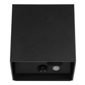 Schwarze, matte Reality LED-Akkuwandleuchte Genie für den Außenbereich mit Bewegungsmelder.