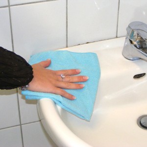 Saubermeister Mikrofaser Universaltuch in Gebrauch auf Waschbecken, 5er-Set.