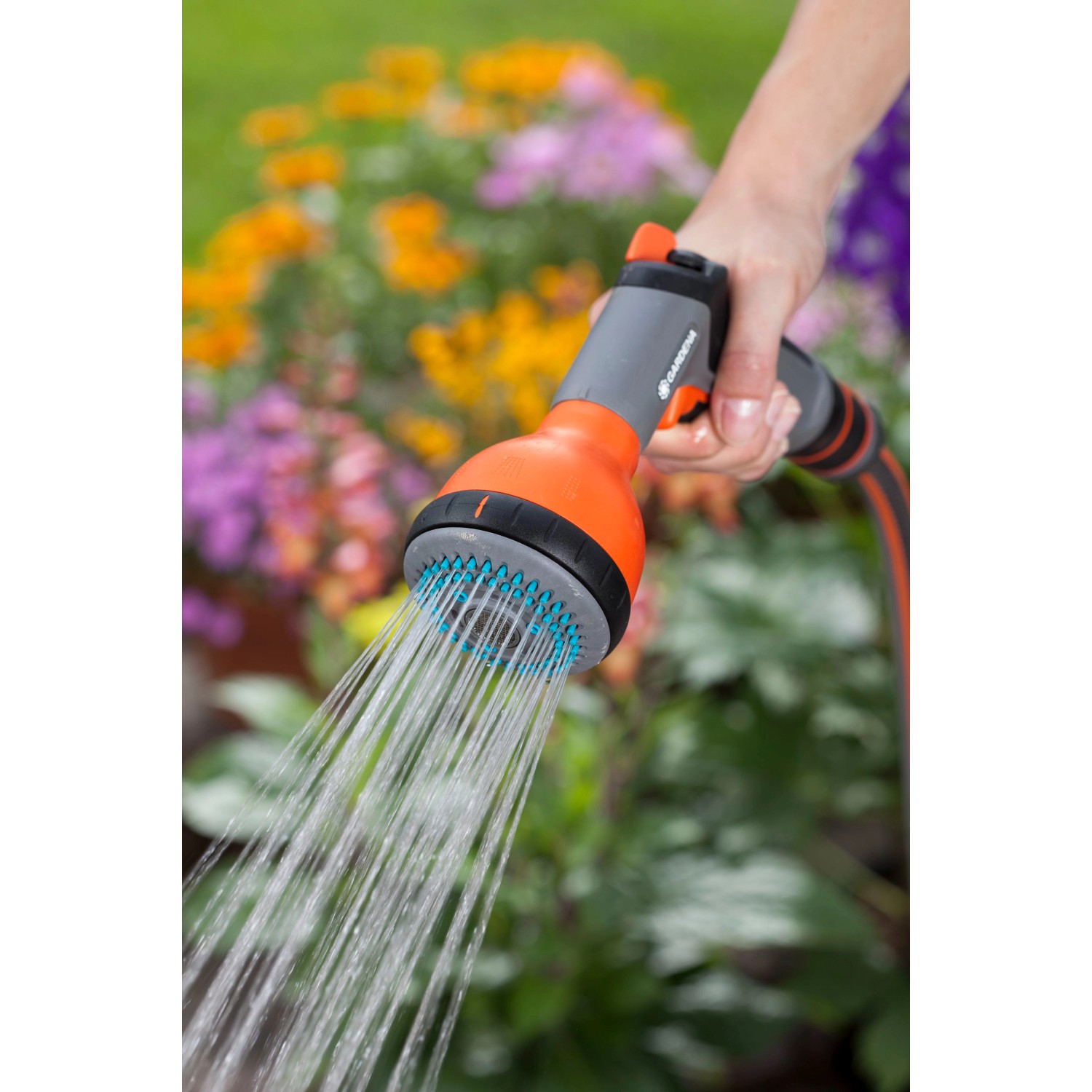 Gardena Classic Multibrause in Aktion: Bewässerung mit verschiedenen Strahlformen im Garten.