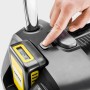 Detailaufnahme: Hand bedient Knopf am Kärcher Aschesauger AD 2 Battery, Akku eingesetzt.