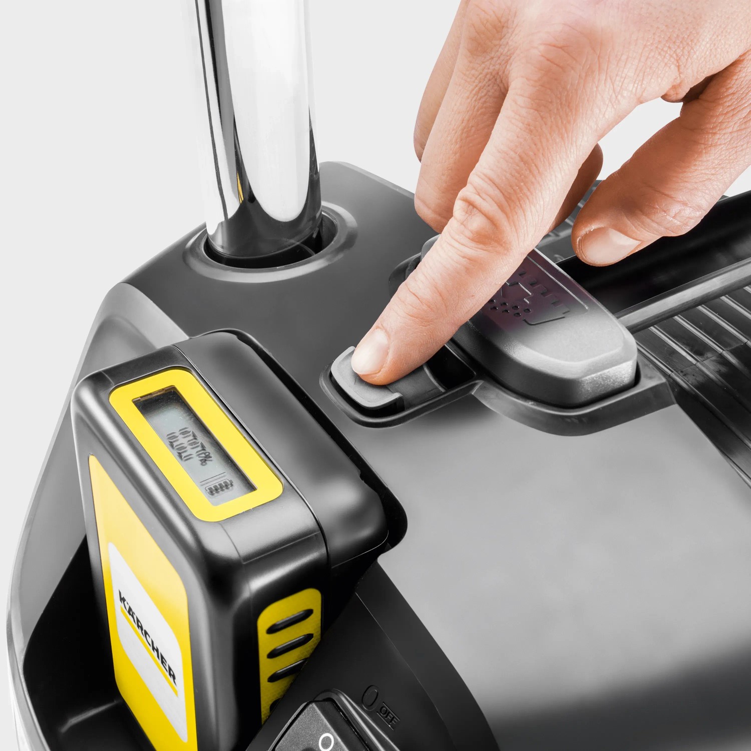Detailaufnahme: Hand bedient Knopf am Kärcher Aschesauger AD 2 Battery, Akku eingesetzt.