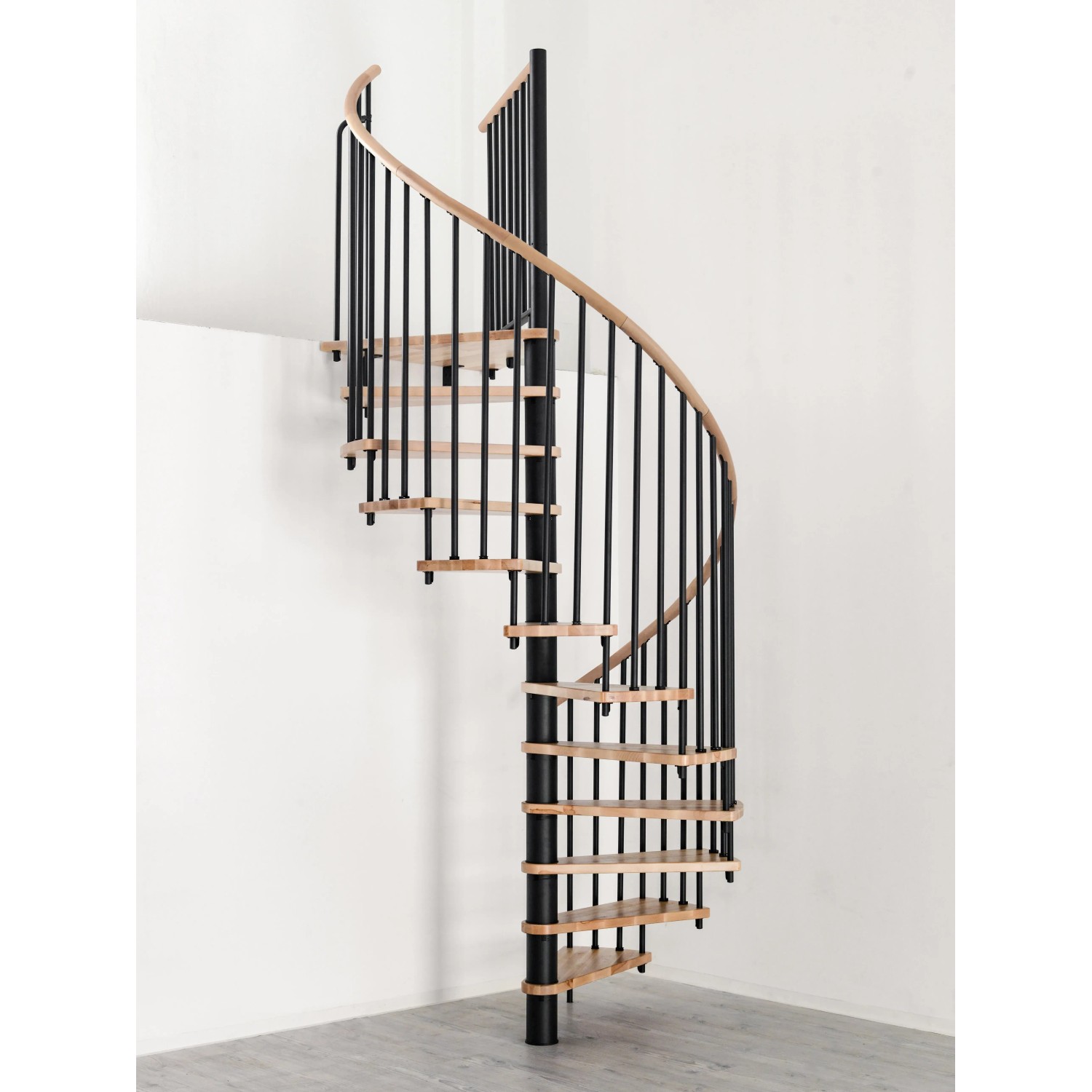 Minka Spindeltreppe Spiral Wood Buche, schwarz, Ø 120 cm. Innentreppe mit Holzstufen und Metallgeländer.