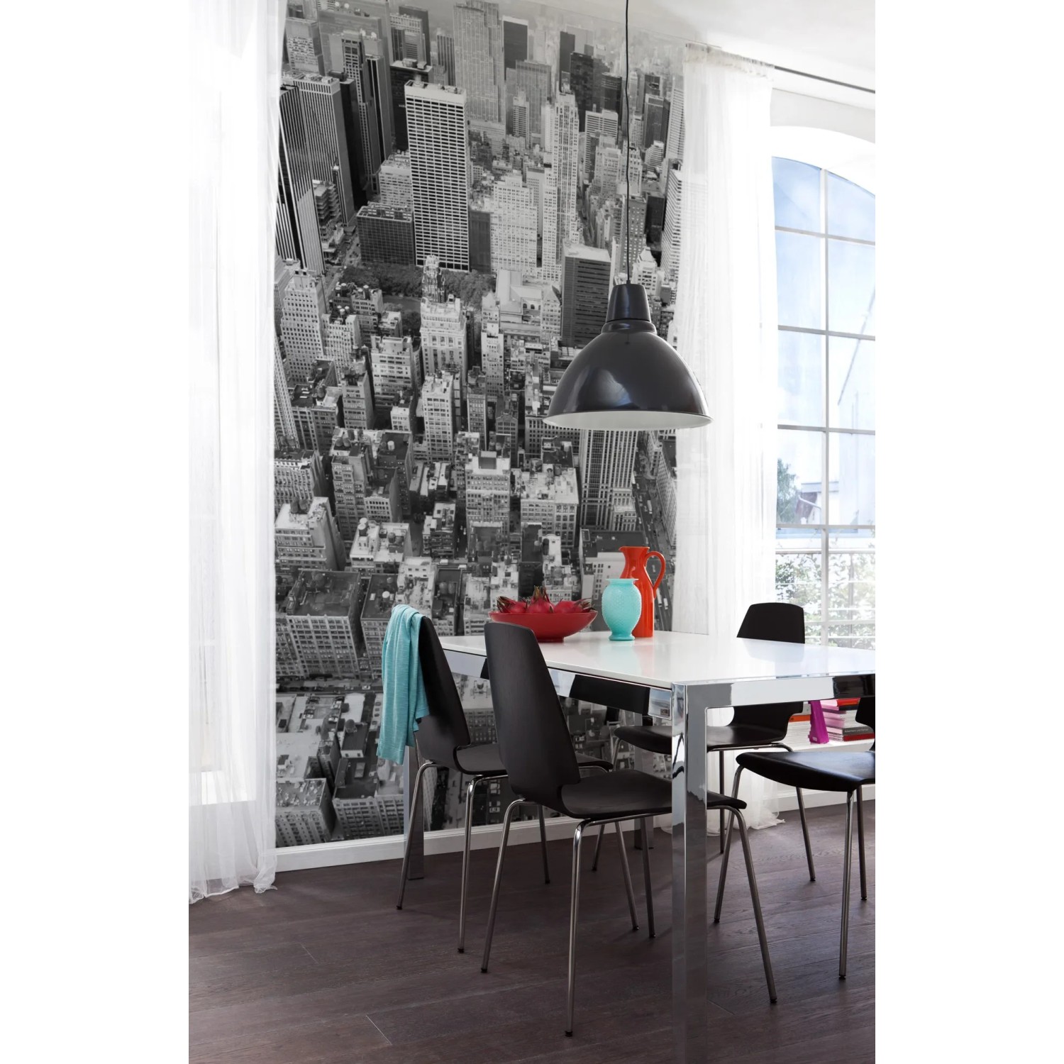 Komar Vlies Fototapete Uptown, 150x250 cm, mit Skyline-Motiv in Schwarz-Weiß im Esszimmer.