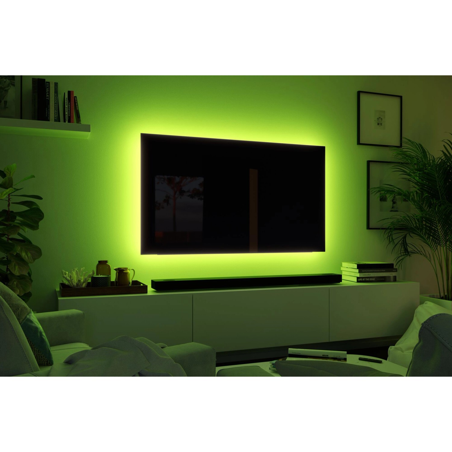 Paulmann MaxLED TV-Hintergrundbeleuchtung mit grünem LED-Streifen am 65 Zoll Fernseher.
