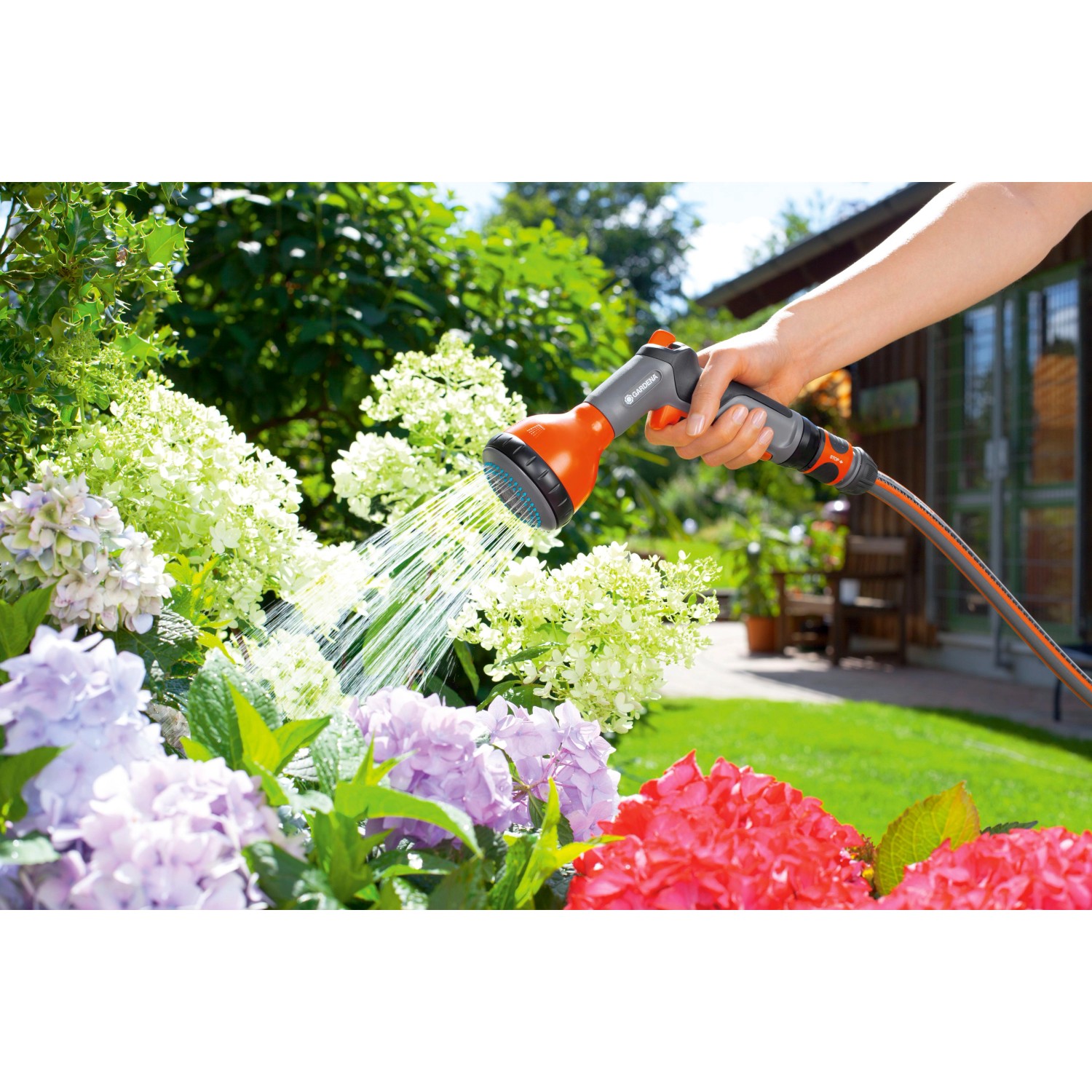 Gardena Classic Multibrause beim Bewässern von Blumen im Garten.