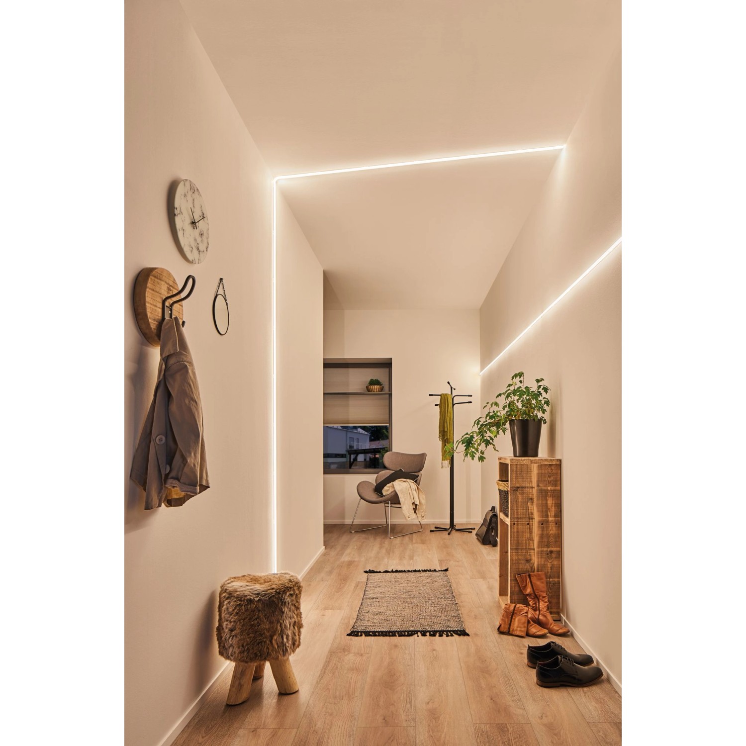 Paulmann MaxLED Flow: 1,5 m LED-Streifen Basis-Set mit warmweißem Licht im Flur.