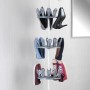 Wenko Teleskop-Schuhregal Achilles, weiß, mit mehreren Schuhen und Stiefeln bestückt.
