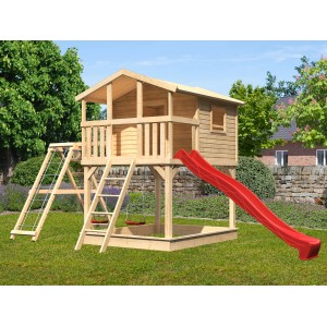 Karibu Stelzenhaus Benjamin mit Doppelschaukel, Klettergerüst und roter Rutsche im Garten.