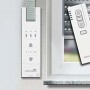 Schellenberg RolloDrive 65 Premium Rollladenantrieb mit Funk-Fernbedienung am Fenster.