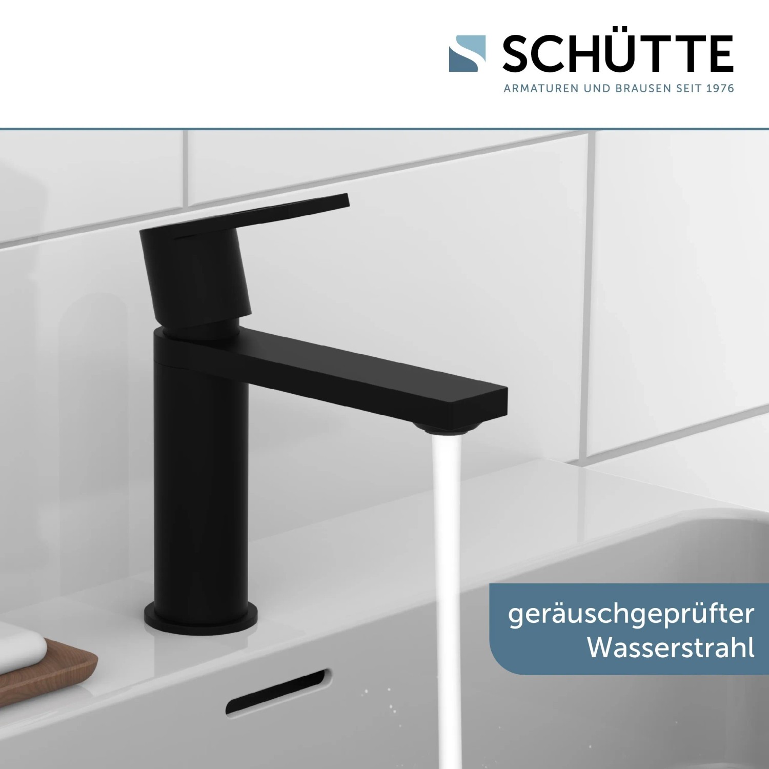 Schwarze, matte Schütte Waschtischarmatur Manhattan mit laufendem Wasser.