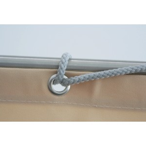 Detailaufnahme: Floracord Balkonverkleidung Sisal mit Kordel und Öse am Geländer.