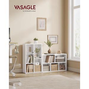 Weißes Songmics Bücherregal Custos mit 5 Fächern im Wohnzimmer.